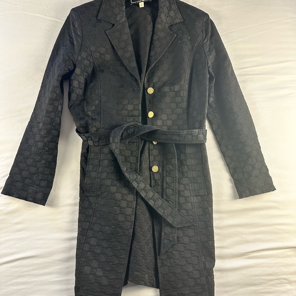 Black rain coat. - Picture 2 of 6